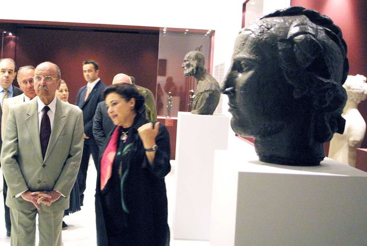 Το 2004 ξεναγώντας τον τότε πρόεδρο της Δημοκρατίας, Κωστή Στεφανόπουλο, στην έκθεση «Εξι κορυφαίοι γλύπτες συνομιλούν με τον άνθρωπο»