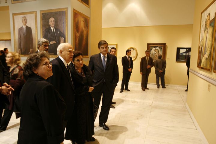 Με τον τότε πρόεδρο της Δημοκρατίας, Κάρολο Παπούλια, το 2008 στα εγκαίνια της έκθεσης «Ελληνες ζωγράφοι στην Εθνική Πινακοθήκη»