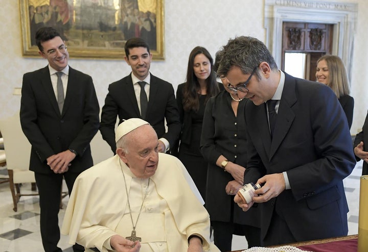 Bolaños entregando obsequios españoles al papa Francisco.