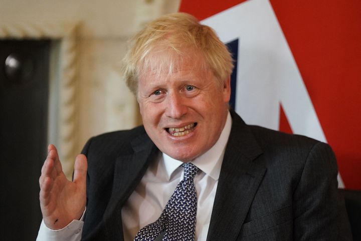 Boris Johnson gesticula durante una reunión