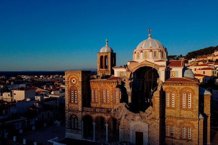 Εκκλησία κατεστραμμένη από τον σεισμό στο Καρλόβασι της Σάμου