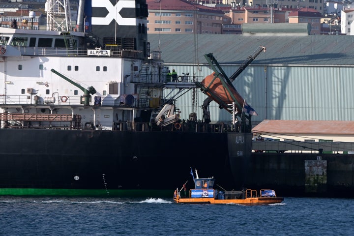 El mercante finlandés Alppila atracado en el puerto de A Coruña.