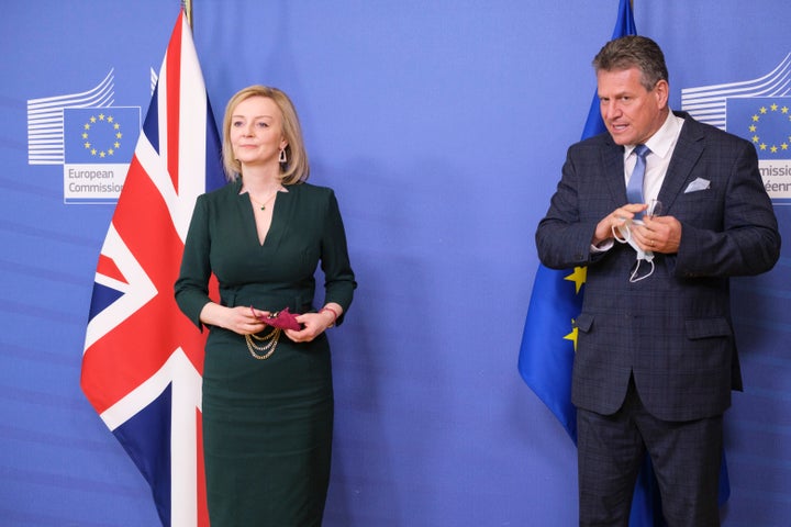 El vicepresidente de la Comisión, Maros Sefcovic, con la ministra de Exteriores británica, Liz Truss