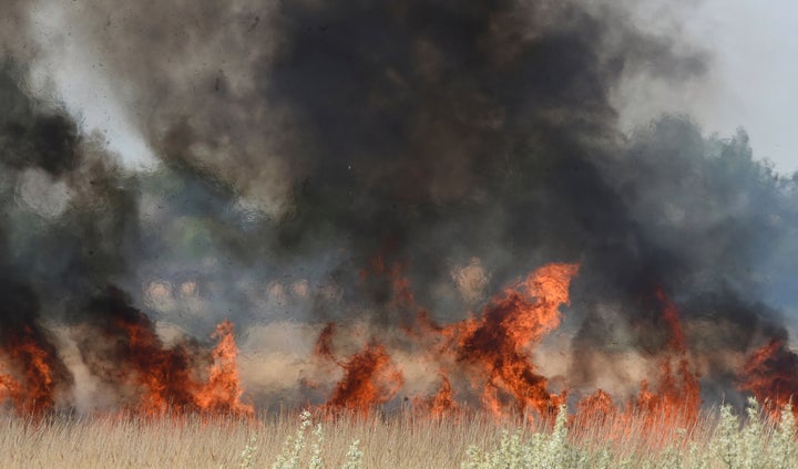 The fire broke out near Lake Minequa, in Pueblo, Cologne on Thursday, June 2, 2022. A fire on the eastern side of Lake Minequa triggered a pre-evacuation in the neighborhood around 4pm (Jerilee Bennett / The Gazette via AP)