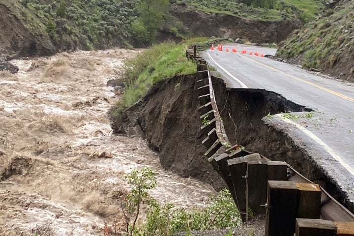 En esta foto proporcionada por el Servicio de Parques Nacionales, se ve el nivel de agua en el río Gardiner a lo largo de la entrada norte del Parque Nacional de Yellowstone en Montana, que el lunes 13 de junio de 2022 arrasó parte de una carretera. (Servicio de Parques Nacionales vía AP)