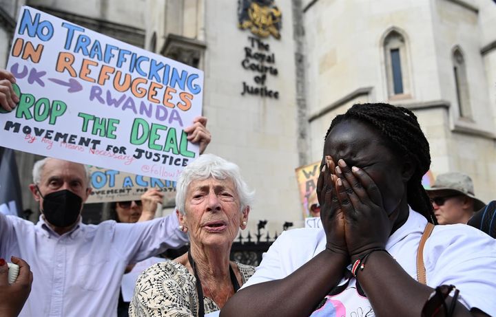 Activistas de derechos humanos reaccionan tras perder una apelación ante el Superior de Londres.