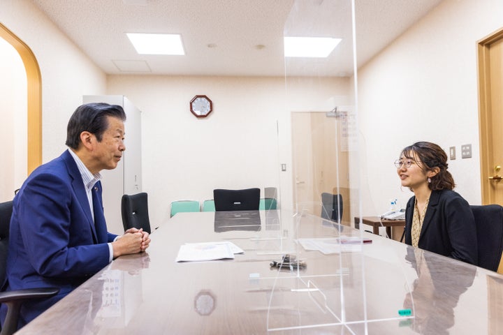 インタビューに応じる公明党の山口那津男代表（左）＝東京都内