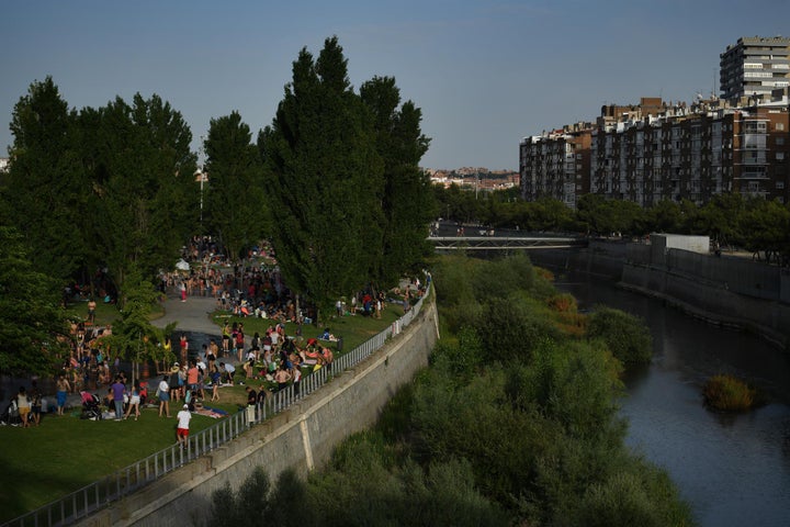 Grupos de personas disfrutan en el césped de las zonas de Madrid Río, a 12 de junio de 2022, en Madrid.