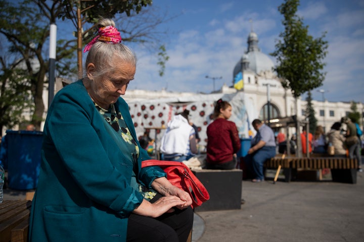 Nina Petrenko, una abuela de 75 años, desplazadas por la guerra y con 60 euros para sobrevivir al mes, buscando ayuda en Leópolis.