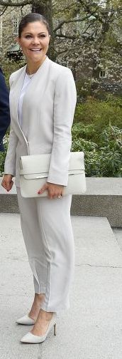 Η πριγκίπισσα της Σουηδίας, Βικτώρια Ίνγκριντ Αλίκη Ντεζιρέ, με ολόλευκο κοστούμι, συνδυασμένο με ασορτί τοπ, λευκές γόβες και λευκή τσάντα σε στυλ χαρτοφύλακα.
