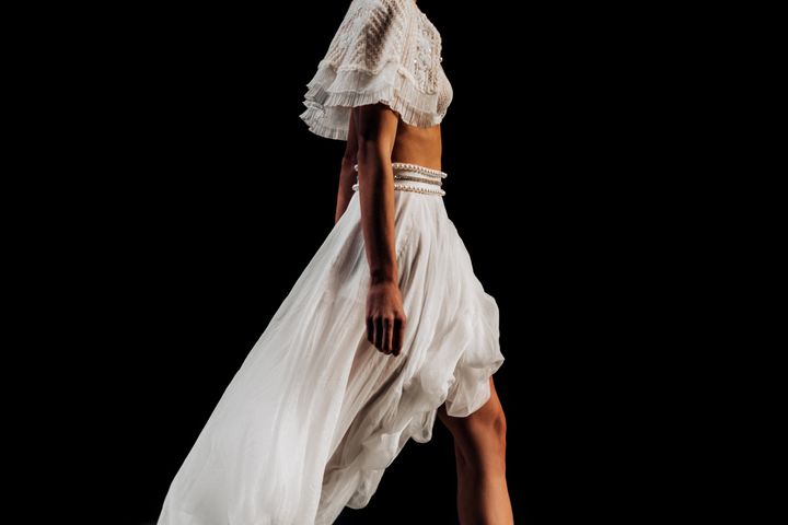 Ένα λευκό μίνι φόρεμα ή ένα σαγηνευτικό ντεπιές εκπέμπει από ρομαντική έως και αισθησιακή αύρα.