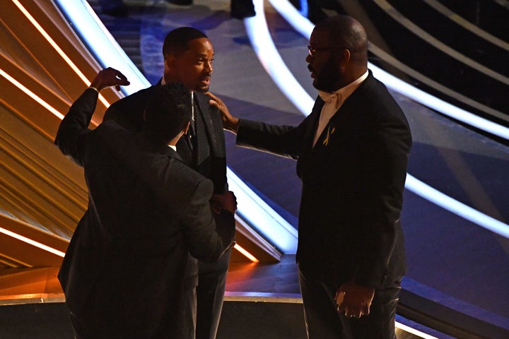 Denzel Washinton y Tyler Perry, con Will Smith tras el bofetón.