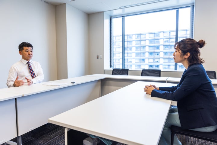 泉健太代表(左)と能條桃子さん=東京都千代田区