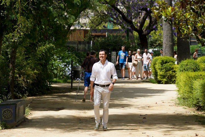 Juanma Moreno, en el parque de María Luisa, en Sevilla