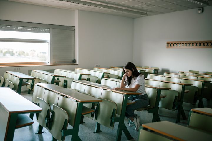 Imagen de archivo de una joven estudiando en un aula universitaria.