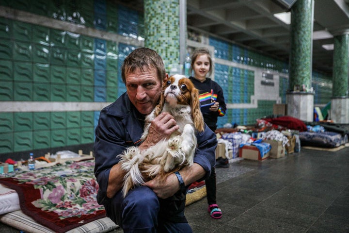 Ciudadanos ucranianos se refugian de los bombardeos en la estación de metro Botanichnyi Sad en la ciudad de Jàrkov.
