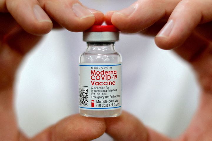  A pharmacist holds a vial of the Moderna coronavirus disease (COVID-19) vaccine in West Haven, Connecticut, U.S., February 17, 2021. REUTERS/Mike Segar