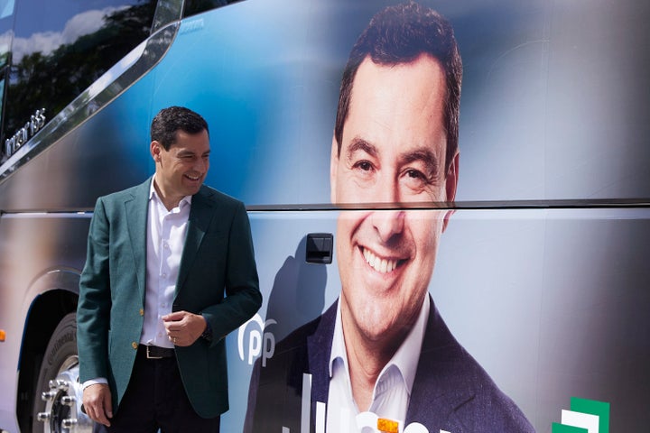 Moreno Bonilla posa sonriente junt a un posado sonriente suyo en un autobús de campaña
