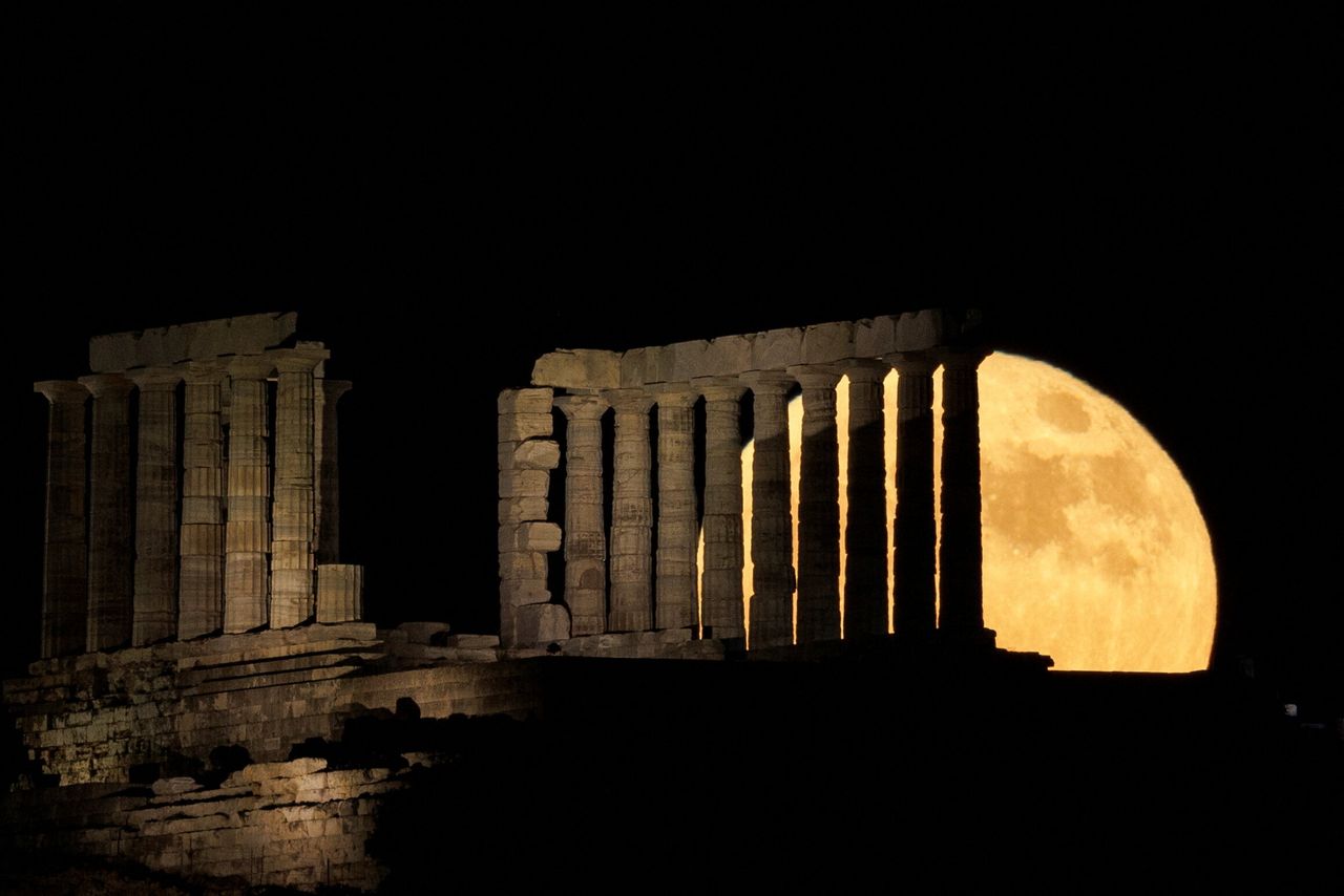 Μια πανσέληνος γνωστή ως «φεγγάρι της Φράουλας» ανατέλλει πίσω από τον ναό του Ποσειδώνα, στο ακρωτήριο Σούνιο, κοντά στην Αθήνα, Ελλάδα, 14 Ιουνίου 2022. REUTERS/Άλκης Κωνσταντινίδης
