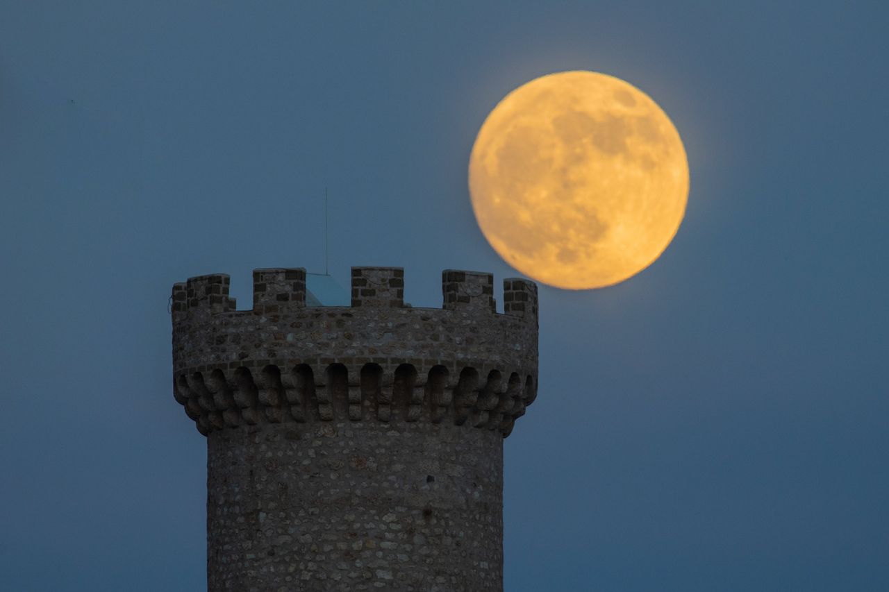 Η υπερπανσέληνος της φράουλας ανατέλλει πίσω από τον μεσαιωνικό πύργο του Santo Stefano di Sessanio στην Ιταλία στις 13 Ιουνίου 2022. Το φεγγάρι του Ιουνίου είναι το πρώτο υπερφεγγάρι του 2022, το επόμενο θα είναι τον Ιούλιο.
