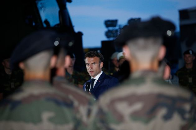 Emmanuel Macron, ici s'adressant à des soldats français à la base aérienne de Mihail Kogalniceanu, près de la ville de Constanta en Roumanie, le 14 juin 2022.