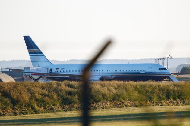 Le Boeing 767 qui devait emmener les premiers migrants vers le Rwanda, depuis Amesbury en Angleterre,...