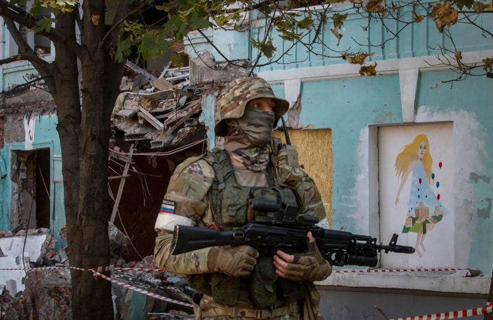 Un soldado ruso en Mariupol.