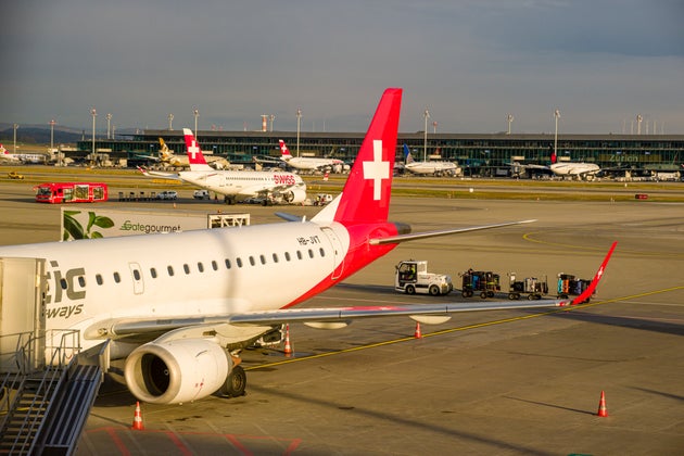 L'aéroport de Zurich, photographié ici en 2017, est fermé suite à une panne technique qui paralyse le ciel suisse.