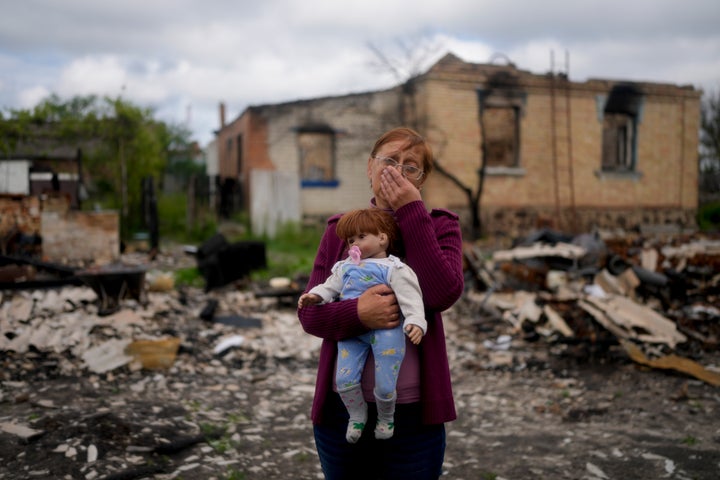 Nila Zelinska abraza una muñeca de su hija, rescatada de su casa destrozada por los bombardeos en Potashnya, a las afueras de Kiev, el 31 de mayo pasado.