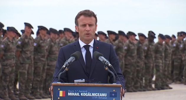 Emmanuel Macron en Roumanie réaffirme son soutien à l'Ukraine mais ne dit pas s'il s'y rendra, le 15 juin 2022.