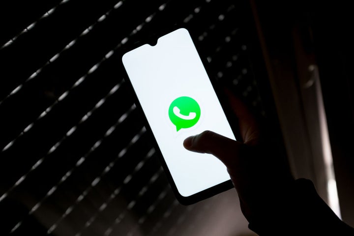 Una persona, utilizando WhatsApp.