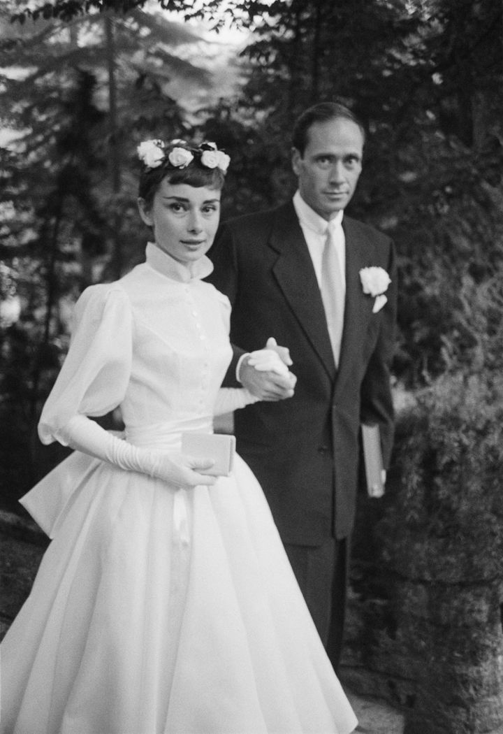 H αξέχαστη σταρ του σινεμά Όντρεϊ Χέπμπορν, με ονειρικό λευκό νυφικό με ψηλό λαιμο και φουσκωτά μανίκια, στο γάμο της με τον Μελ Φέρερ, το 1954.