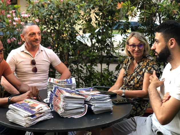 L'équipe d'Éric Ciotti attablé en terrasse devant des piles de prospectus