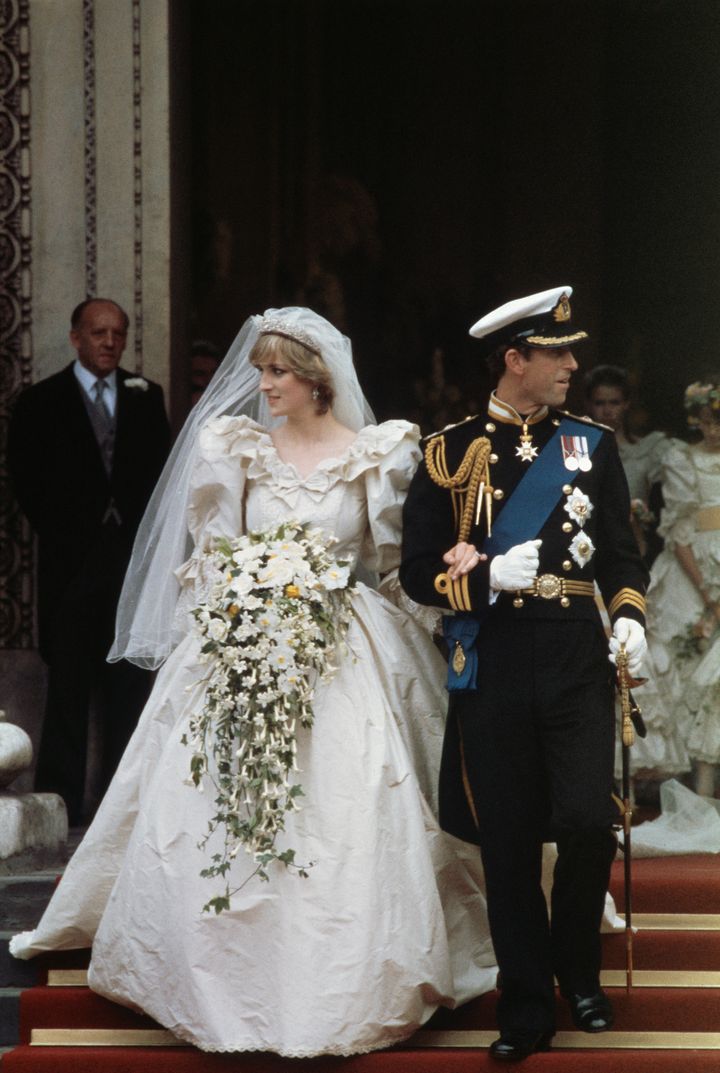 Η πριγκίπισσα Νταϊάνα, με λευκό νυφικό με φουσκωτούς ώμους και έντοντα διακοσμημένο μπούστο, στο γάμο της με τον πρίγκιπα Κάρολο, το 1981.