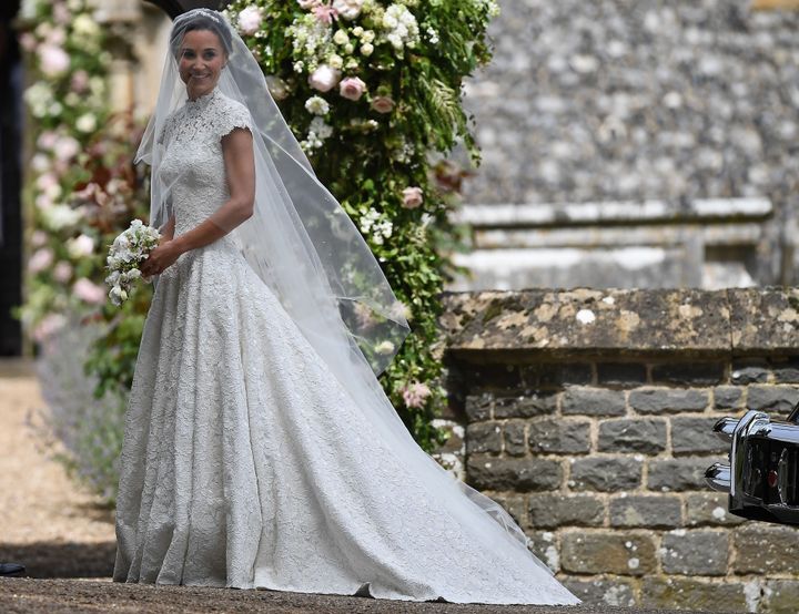 Η Πίπα Μίντλετον, με λευκό νυφικό από δαντέλα, στο γάμο της με τον Τζέιμς Μάθιους, το 2017.