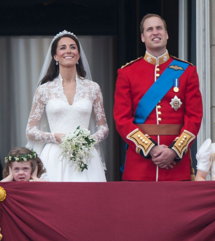Η δούκισσα του Κέιμπριτζ, Κέιτ Μίντλετον, με λευκό νυφικό από δεντέλα με ντεκολτέ σε σχήμα V και ασημένια τιάρα, στο γάμο της με τον Δούκα του Κέιμπριτζ Ουίλιαμ, το 2013.