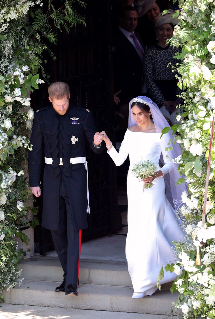 H δούκισσα του Σάσεξ, Μέγκαν Μαρκλ, έλαμψε με λευκό έξωμο νυφικό σε στενή γραμμή, στο γάμο της με τον Πρίγκιπα Χάρι το 2018.