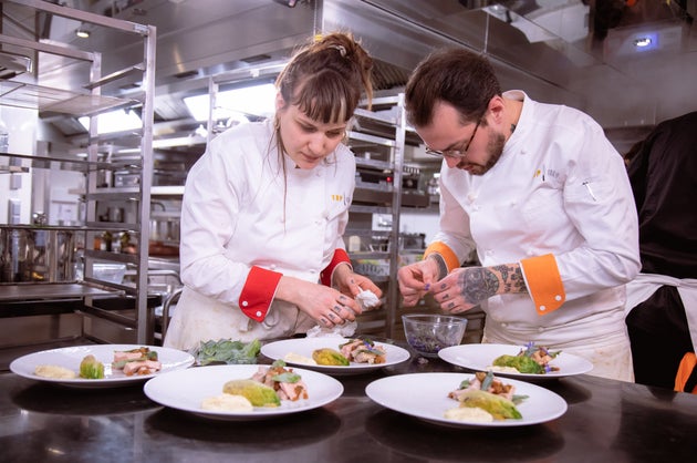 Louise Porat en Arnaud Delphine tijdens de opnames van de finale
