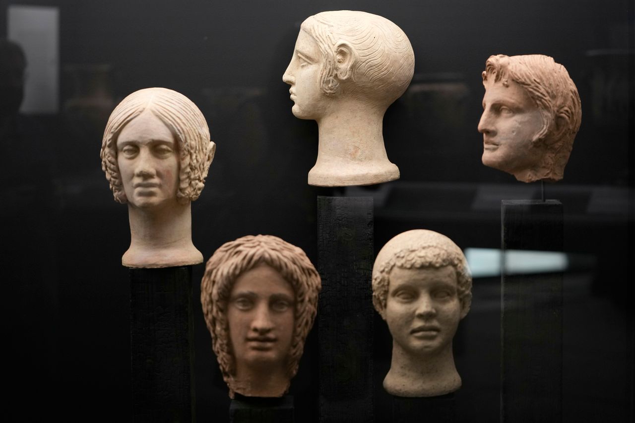 Αναθηματικά κεφάλια και ημικέφαλα από τερακότα του 3ου και 4ου αιώνα π.Χ. εκτίθενται στο νέο "Museum of Rescued Art" στη Ρώμη, Τετάρτη 15 Ιουνίου 2022.