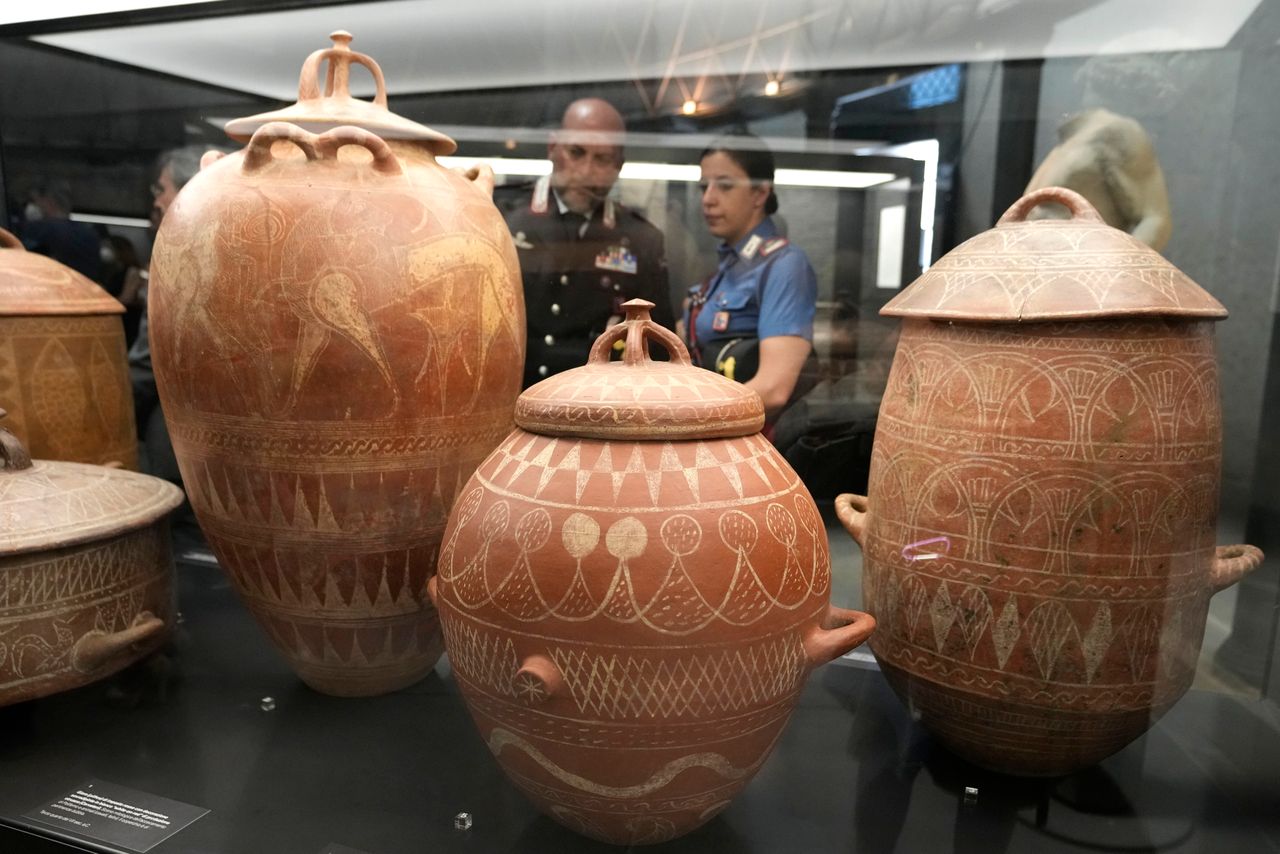 Ετρουσκικά πιθάρια από τον 7ο αιώνα π.Χ. εκτίθενται στο νέο "Museum of Rescued Art" στη Ρώμη, Τετάρτη 15 Ιουνίου 2022.