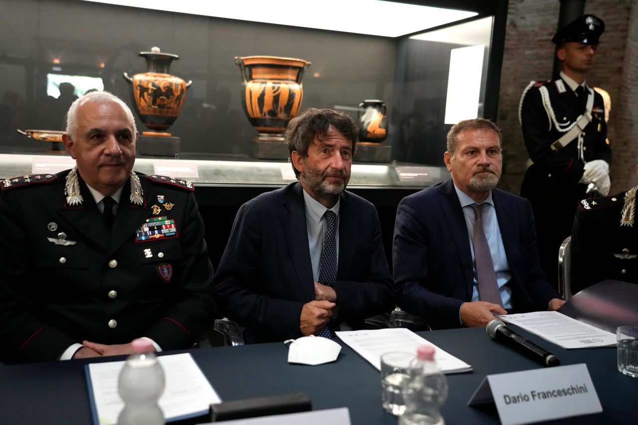 Ο Ιταλός υπουργός Πολιτισμού Ντάριο Φραντσεσκίνι, στο κέντρο, πλαισιώνεται από τον διοικητή των Καραμπινιέρων Tέο Λούτσι, αριστερά και από τον διευθυντή των Κρατικών Μουσείων Mάσιμο Oσάνα κατά τη διάρκεια συνέντευξης Τύπου στο νέο "Museum of Rescued Art" στη Ρώμη, Τετάρτη 15 Ιουνίου 2022