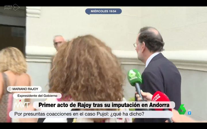 Una periodista de laSexta pregunta a Mariano Rajoy.