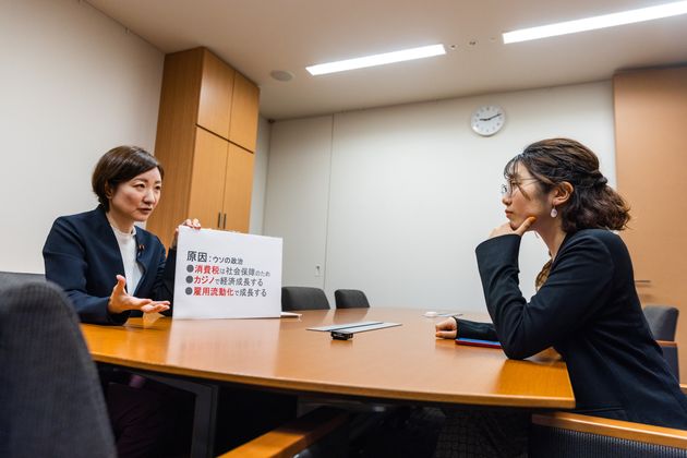 大石晃子議員（左）と能條桃子さん＝東京都千代田区