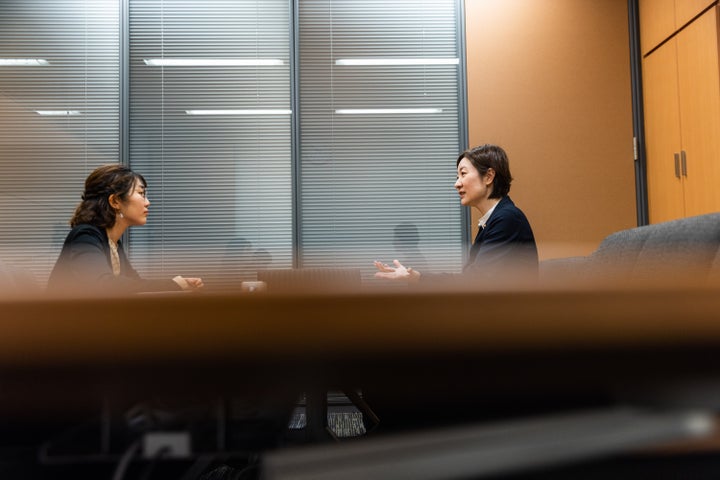 対談する能條さん（左）と大石議員