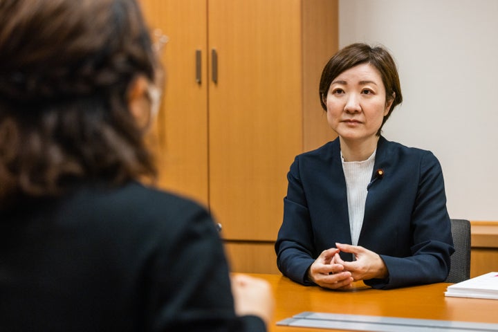 対談する能條さん（手前）と大石議員