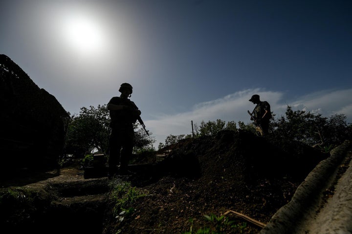 Dos militares en la región del Donbás, en Ucrania.