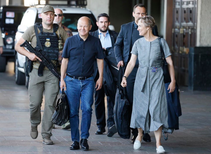 Olaf Scholz, caminando por la estación de Kiev.