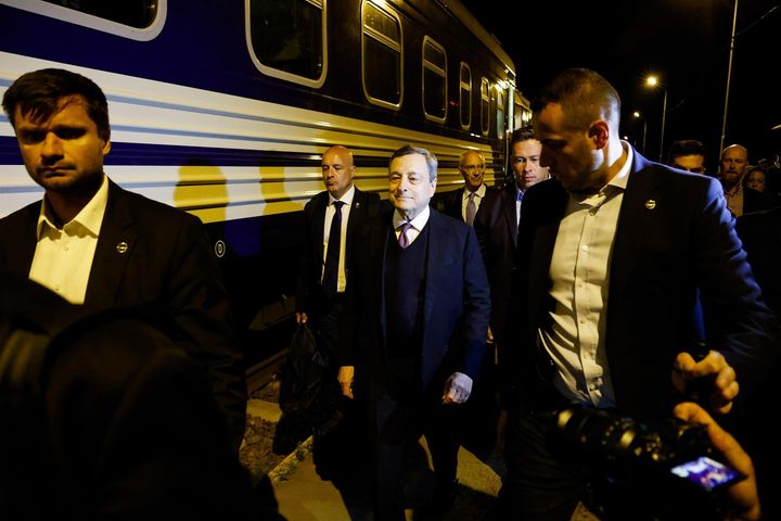 Mario Draghi, escoltado a su llegada a la capital ucraniana.