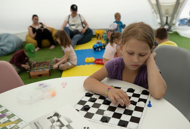 Unliana, de 7 años de edad, que juega en el interior de un centro móvil de ayuda de menores, ubicado en la plaza de Bucha.