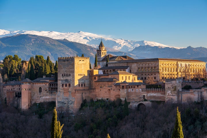La Alhambra de Granada, con Sierra Nevada al fondo.
